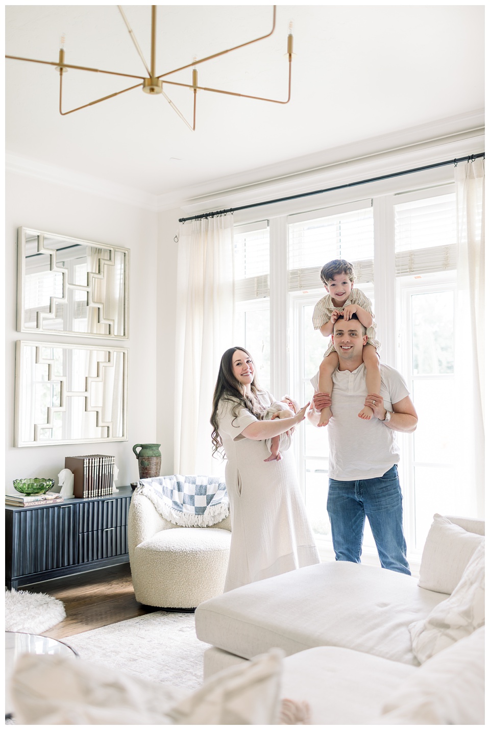 family photo of newborn and sibling 